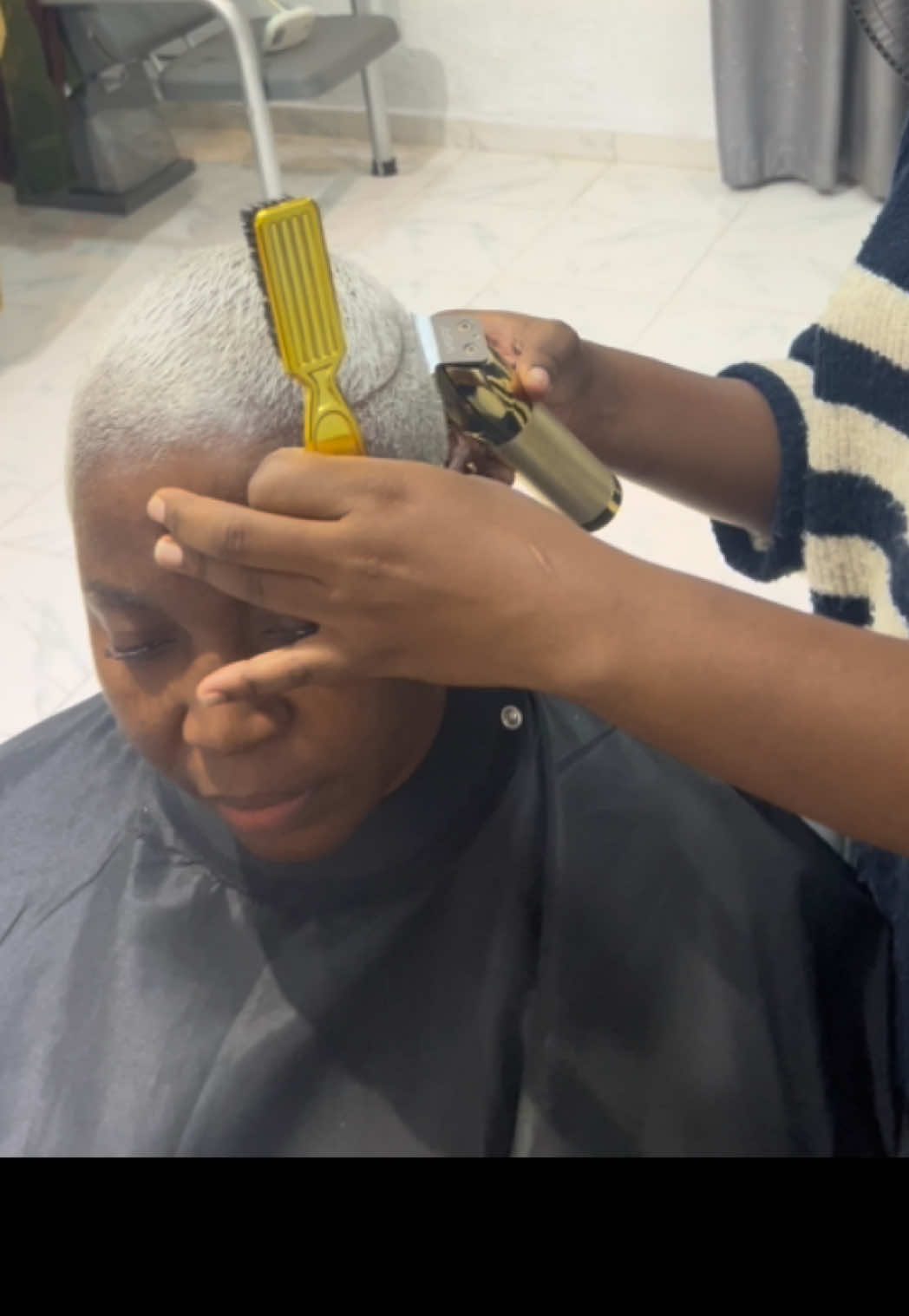 @FEMALE BARBER/LOCTICIAN IN LAG