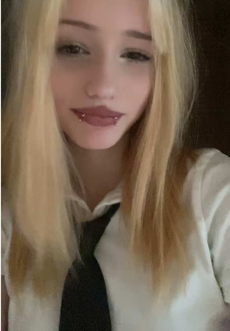 @>_<