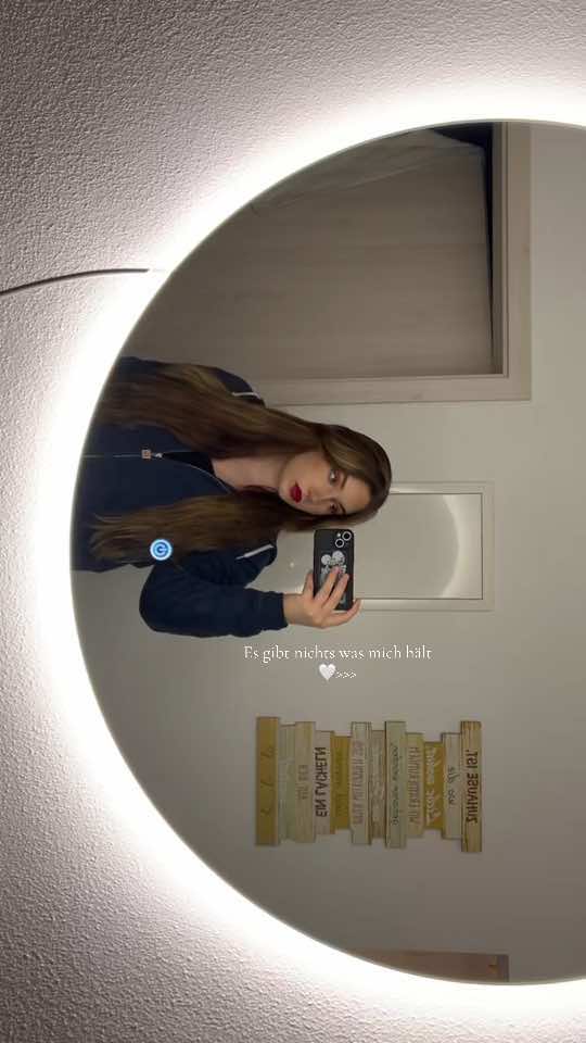 @laurafailz