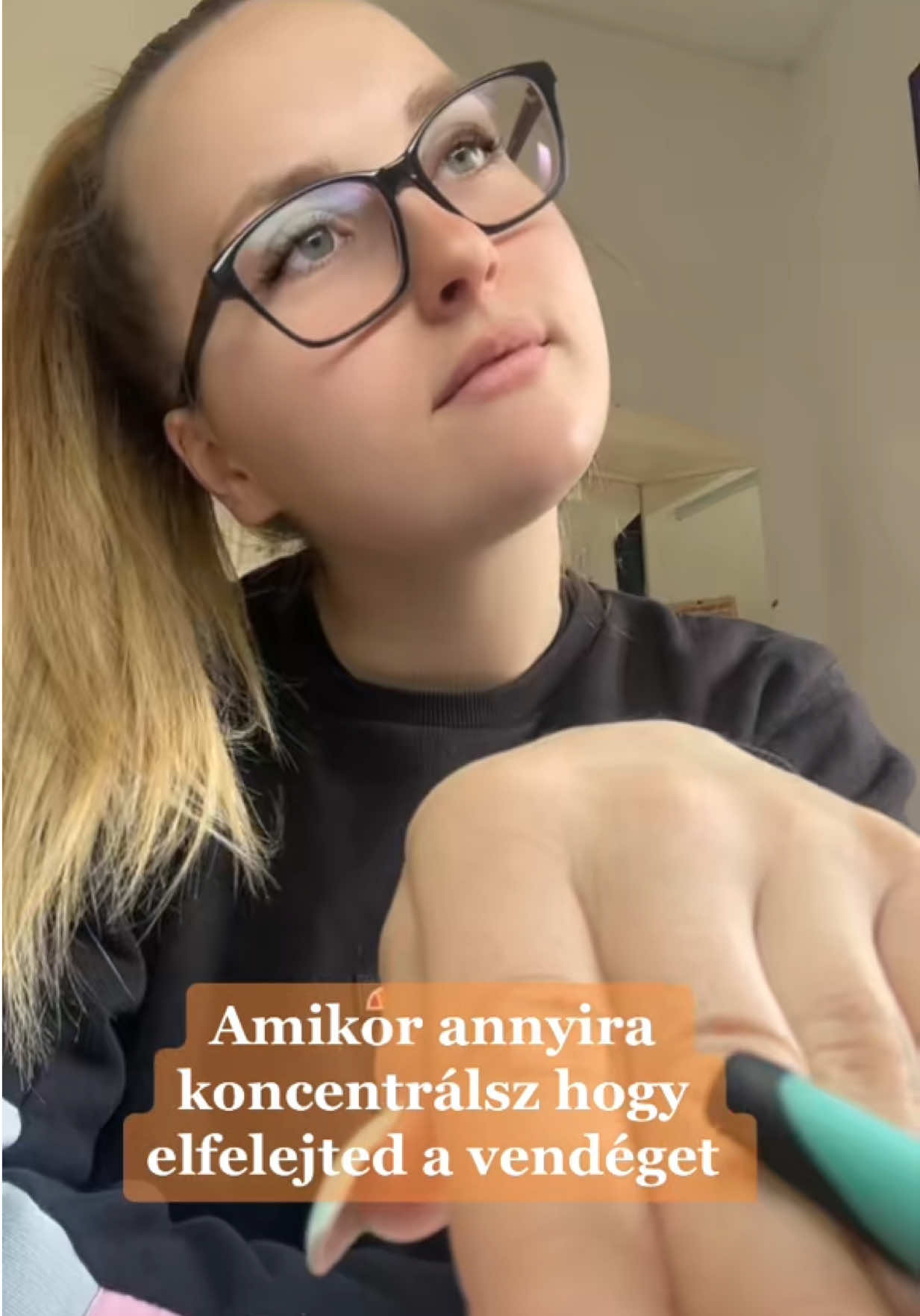 @Vivk&oacute; Nails Official 🧡