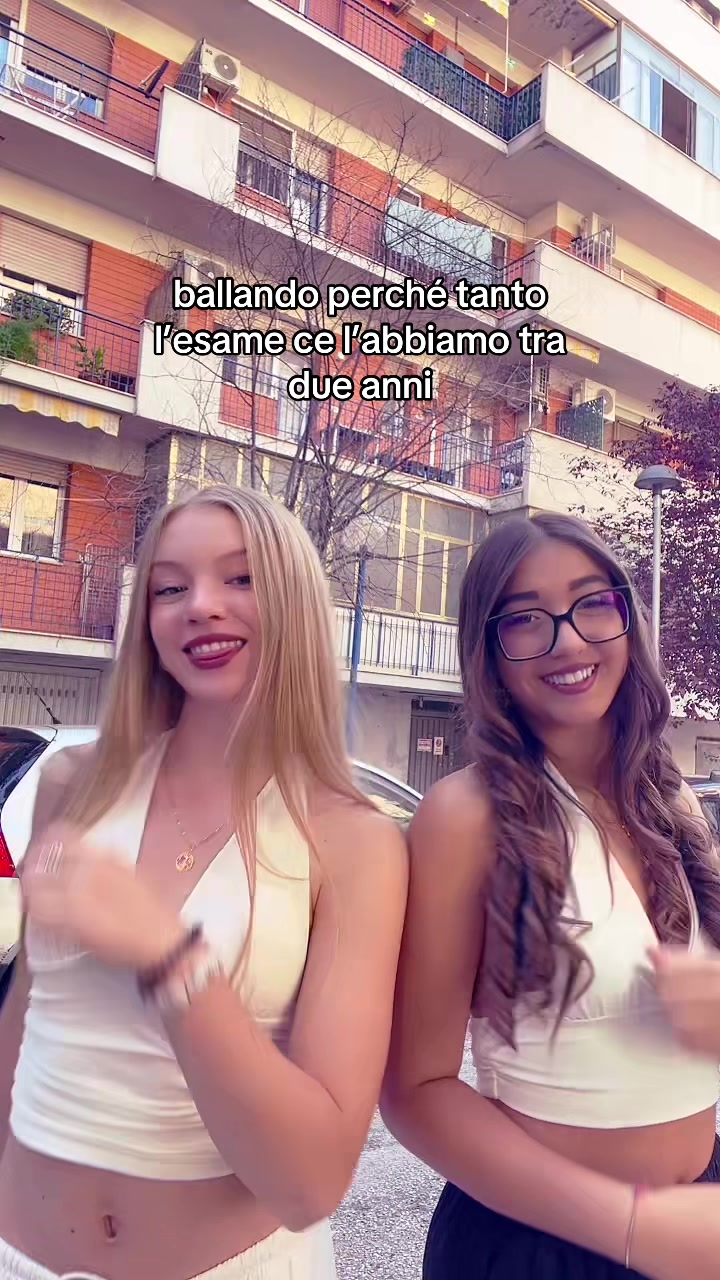 @👩🏼👩🏻