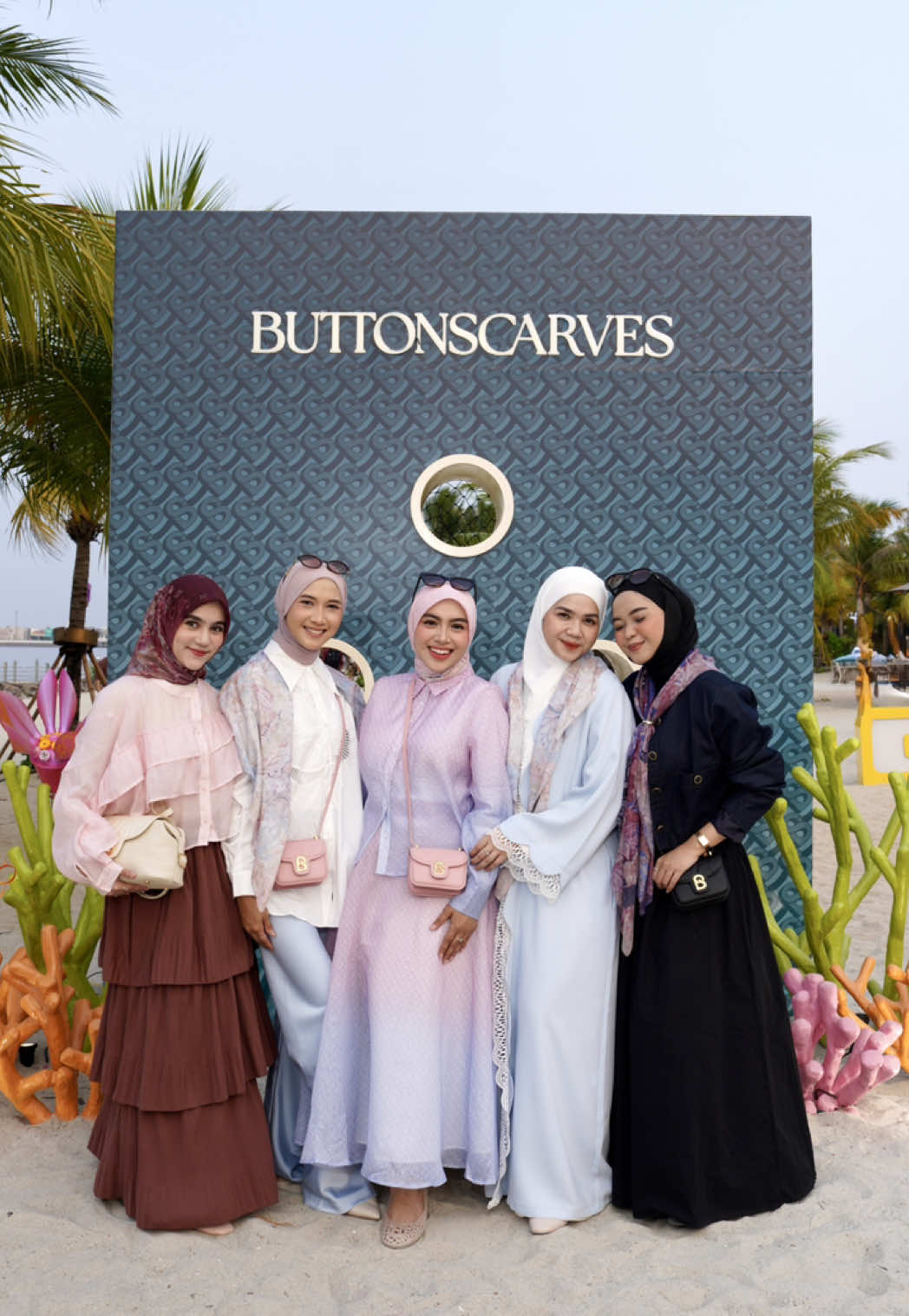 @Buttonscarves