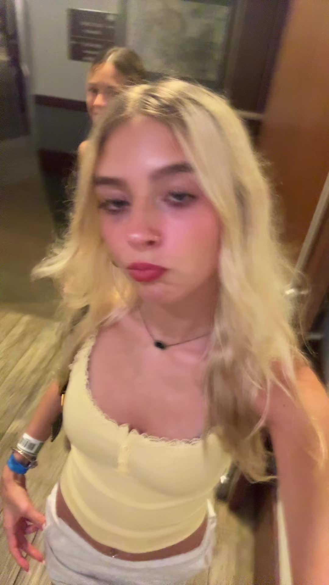 @bella