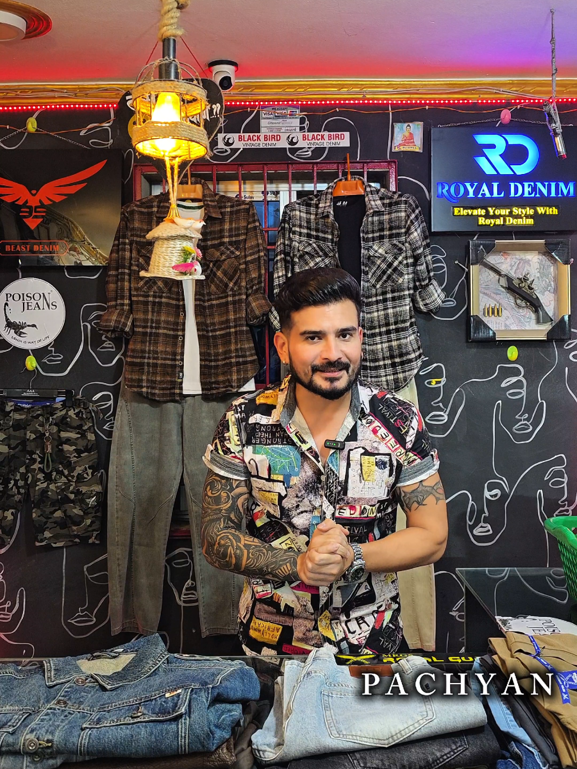 @पछ्याण wears