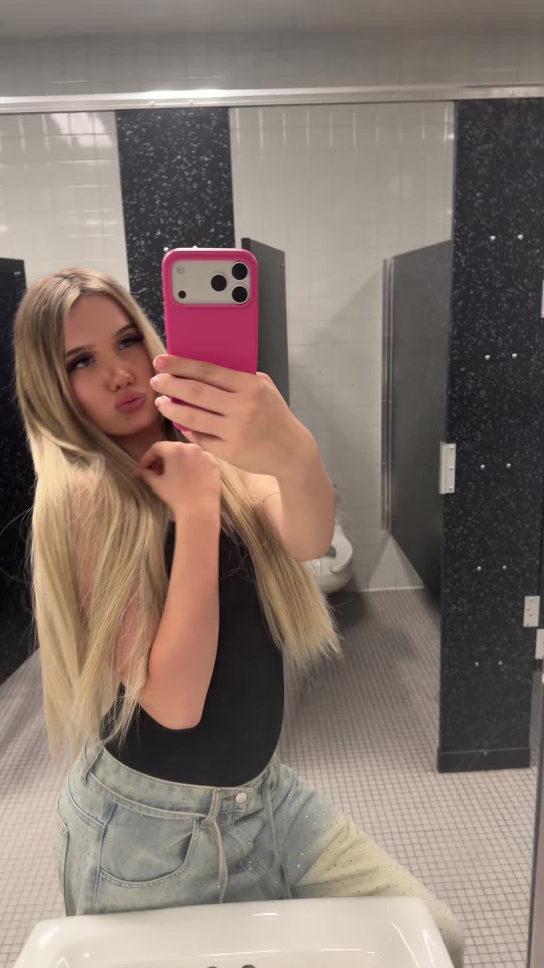 @👅
