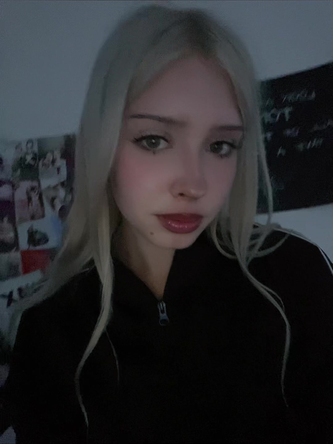 @👅