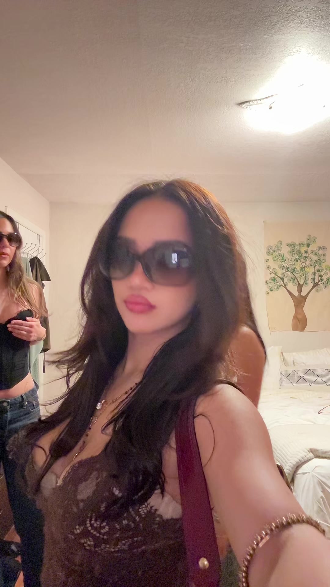 @Livelaughlova