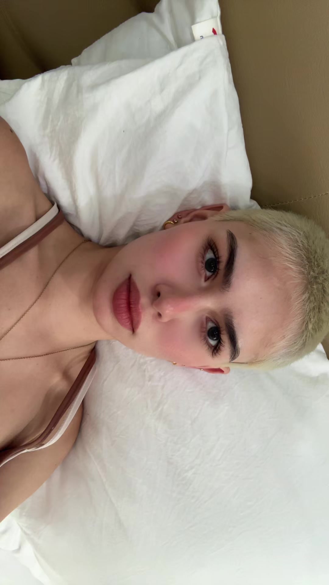 @anniecritchell_