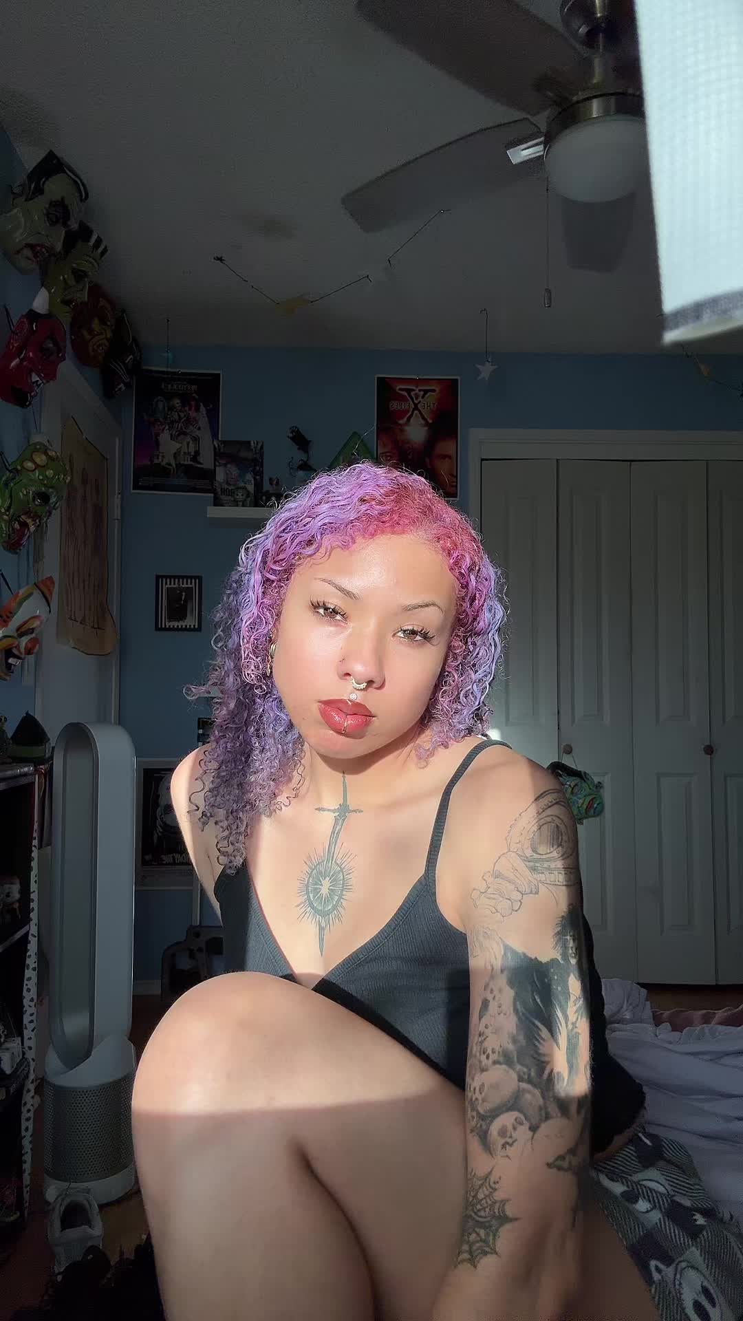 @thegirlinurphone