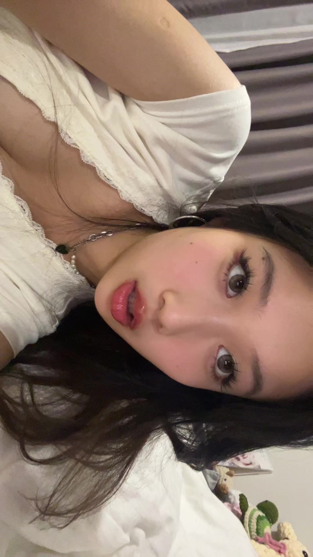 @由由