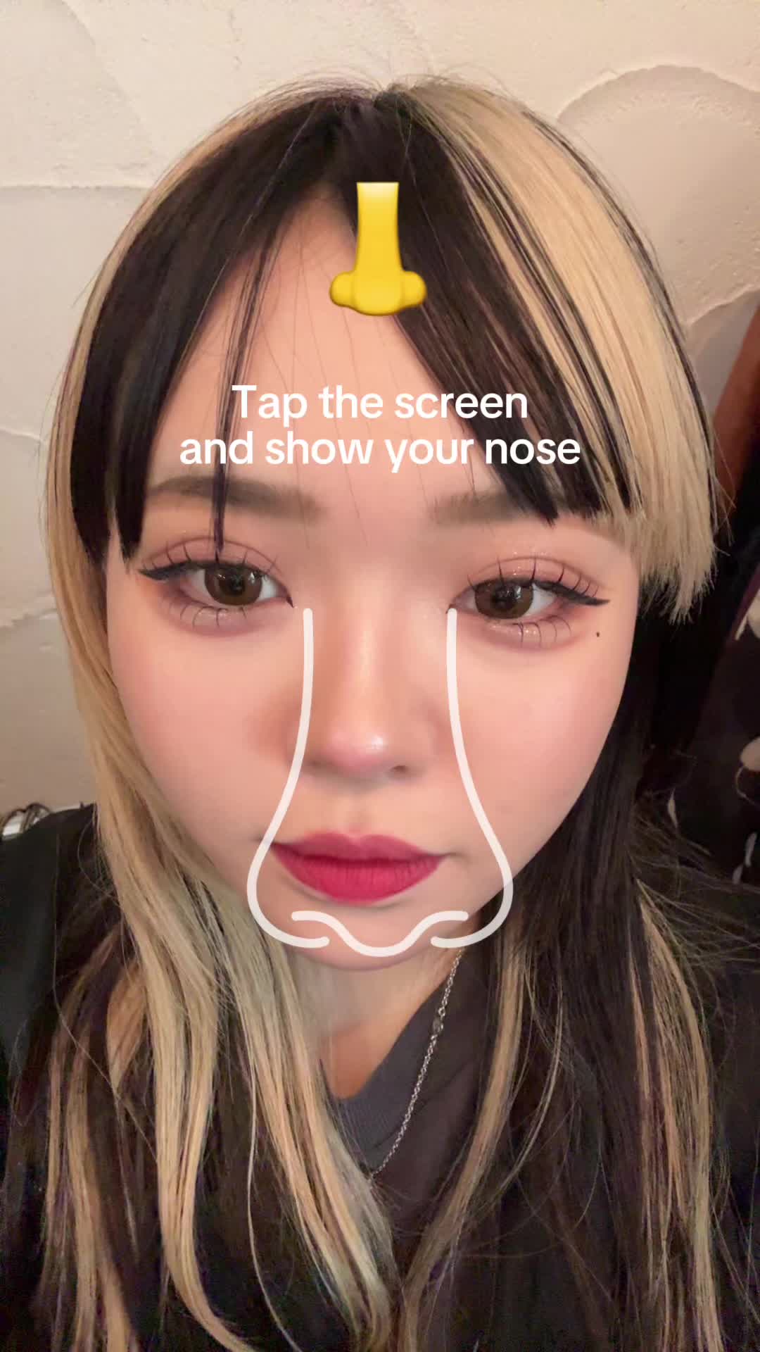 @にこり