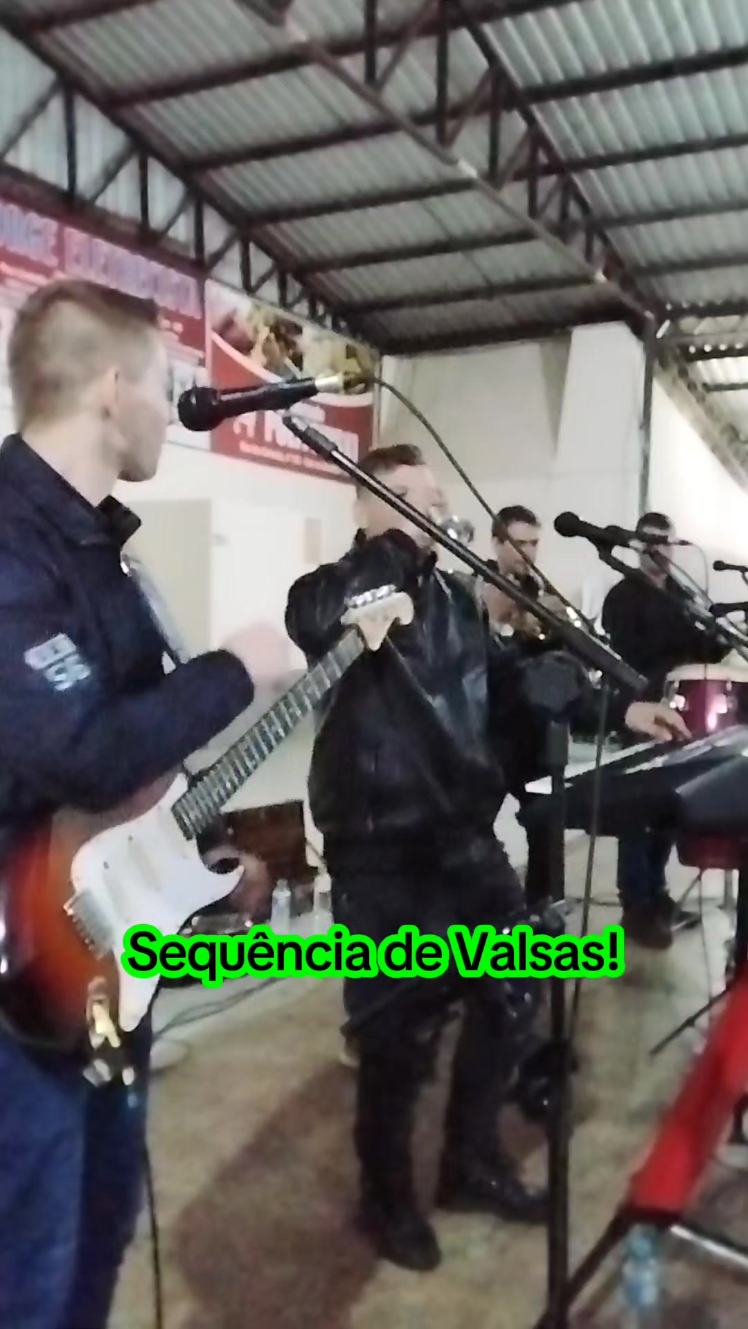 @Tr&ecirc;s Hermanos