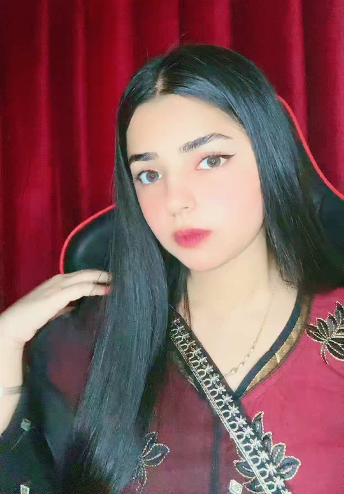 @👑 𝑸𝑼𝜠𝜠𝑵 𝑮 👑