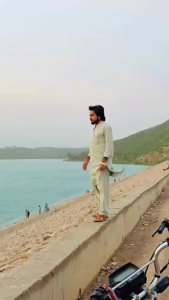 @HOZAIFA KHAN 😎