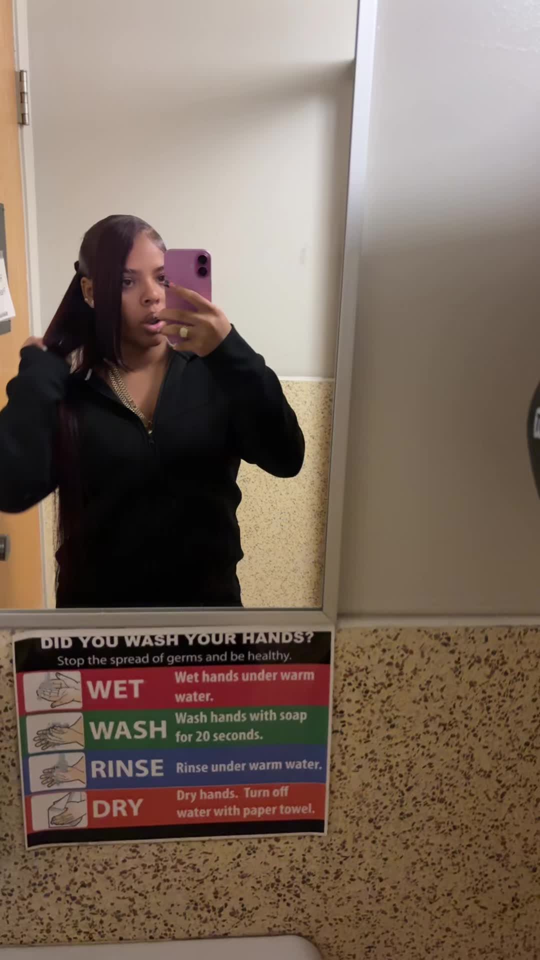 @🚶🏽&zwj;♀️