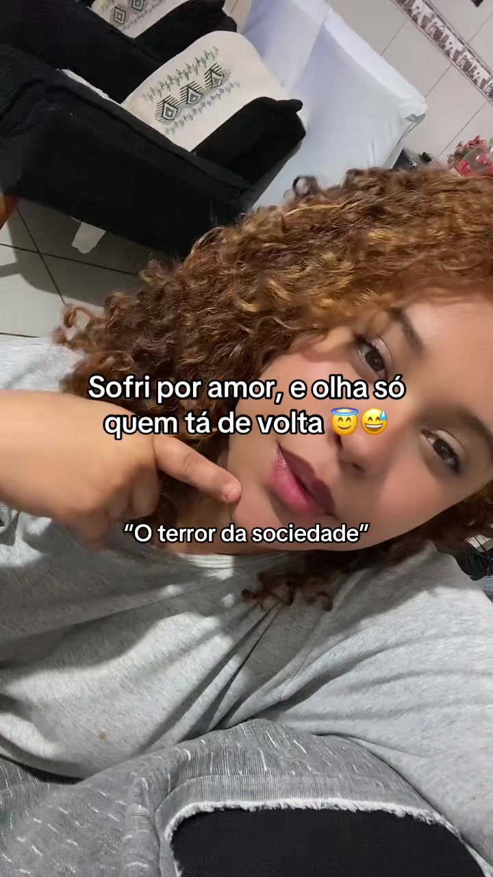 @carolainevitoria