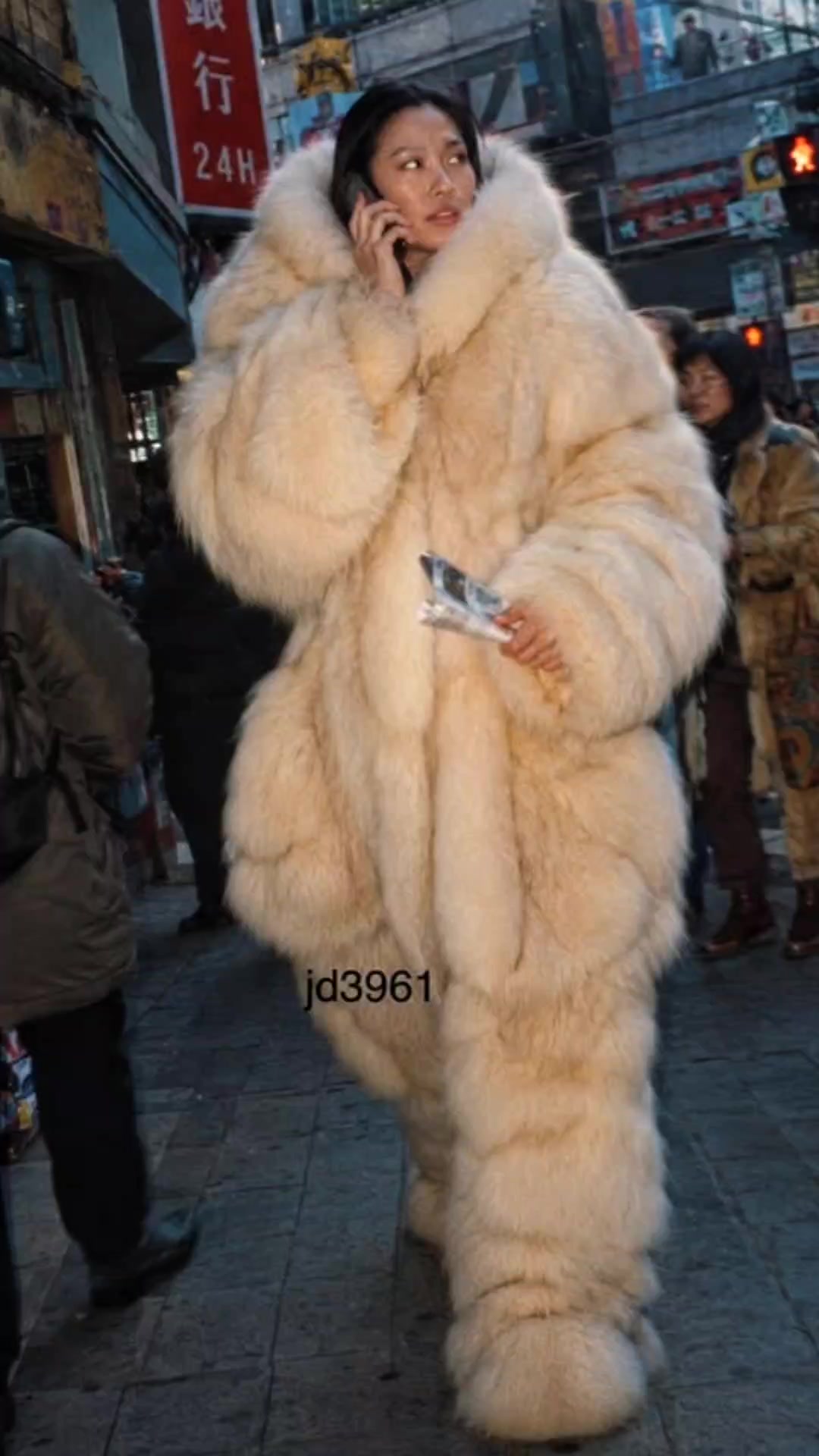 @Fur coat fans