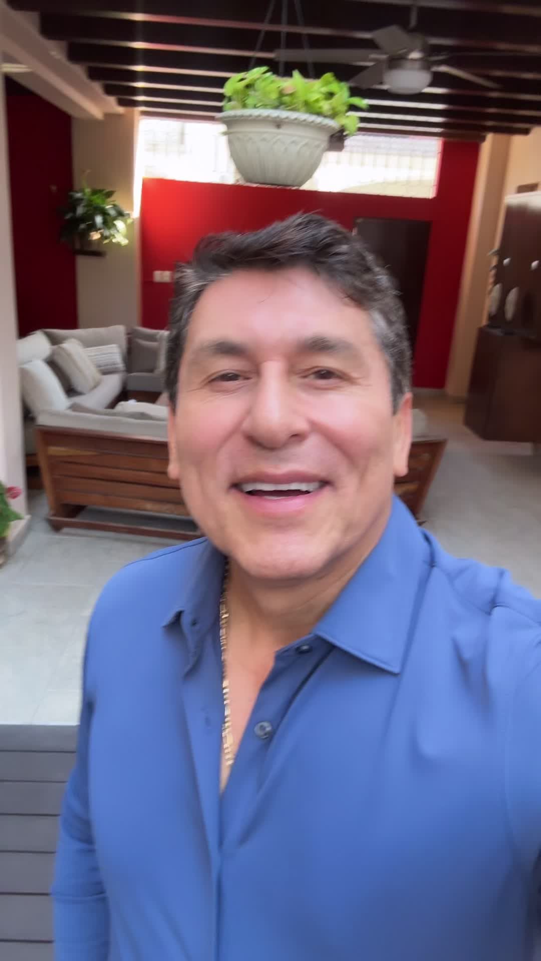 @César Lozano