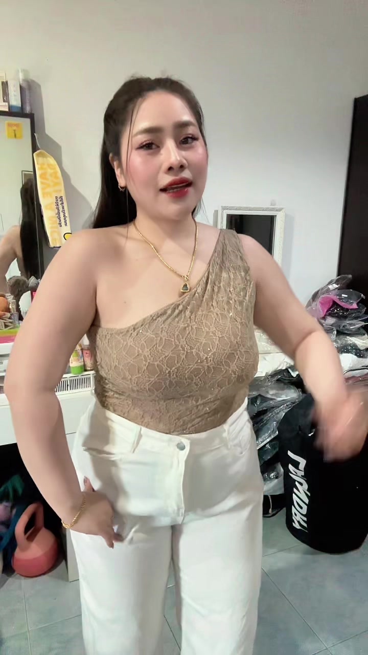 @ปุ้ยเอง สาวอวบที่ชอบแต่งตัวอะ