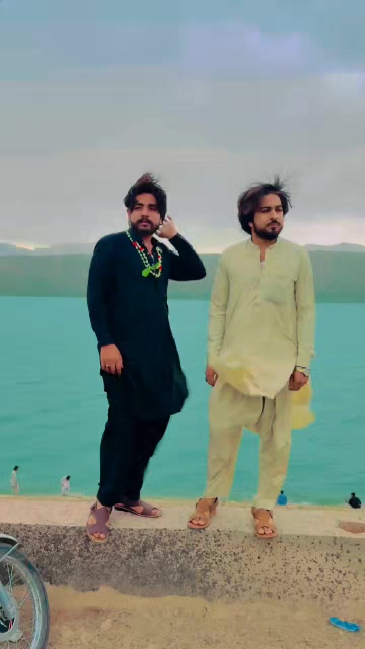 @HOZAIFA KHAN 😎