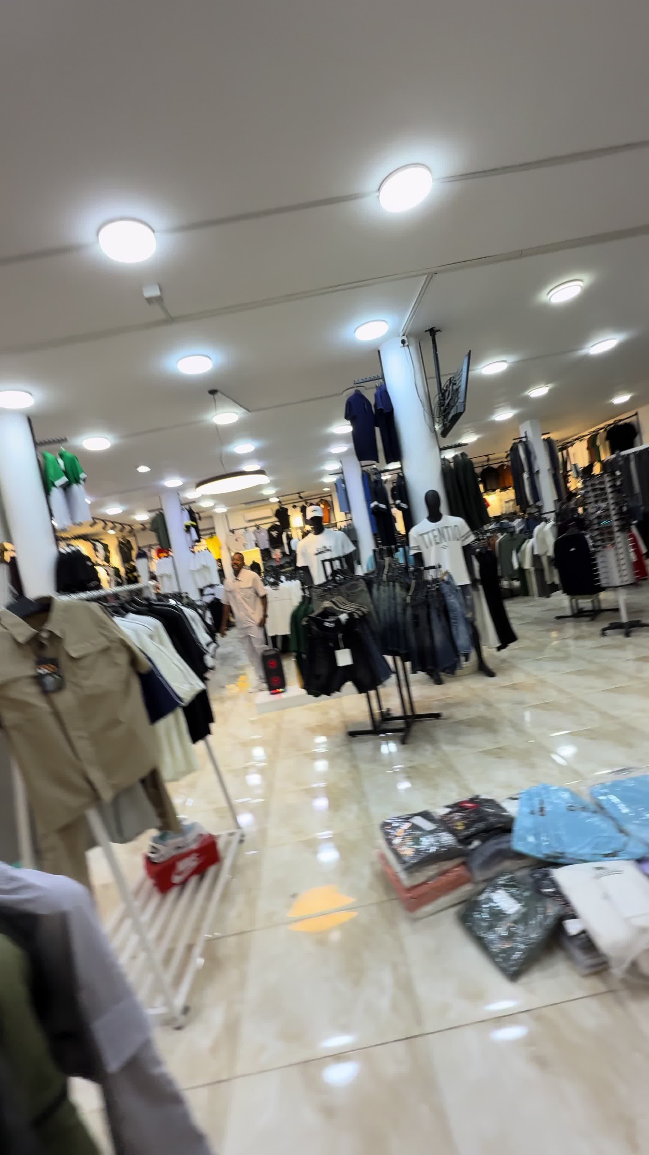 @معتز لملابس الشباب والاحذيه🛍️