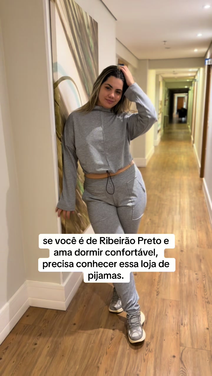 @anadelamonica