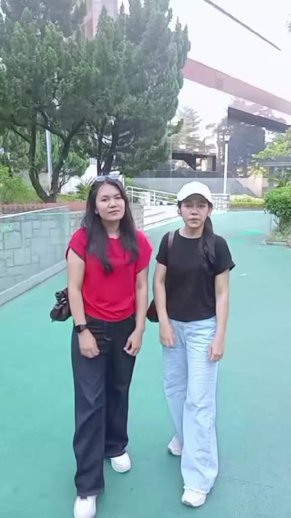 @Lela_