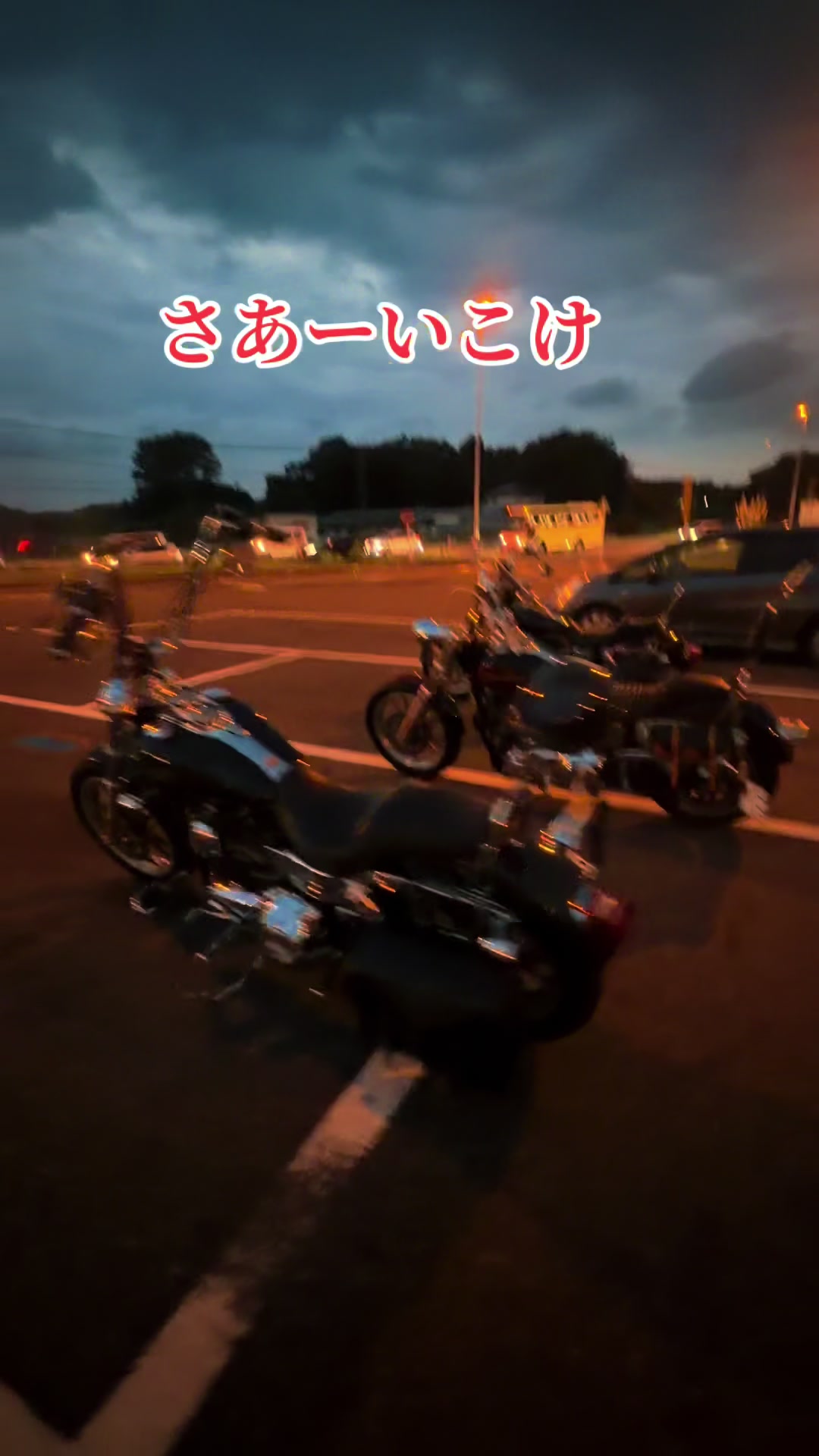 @トモ