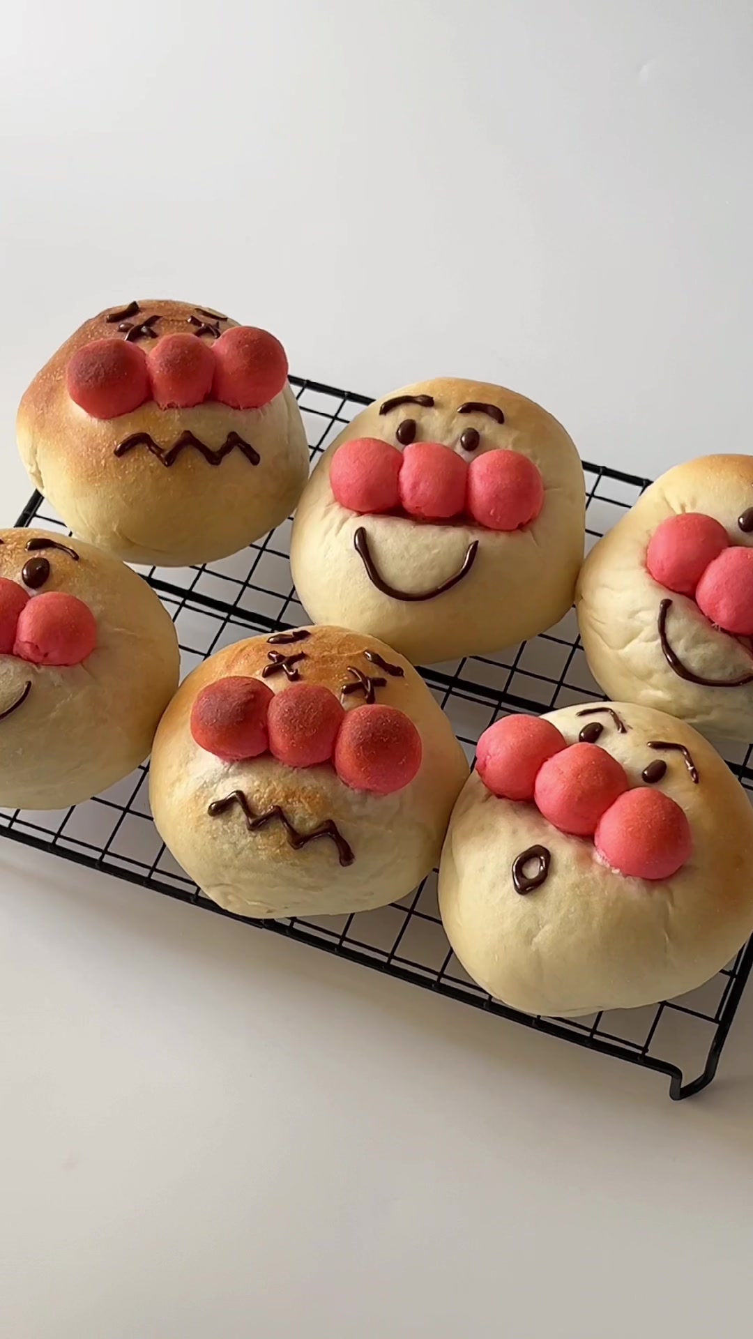 @ねこより。