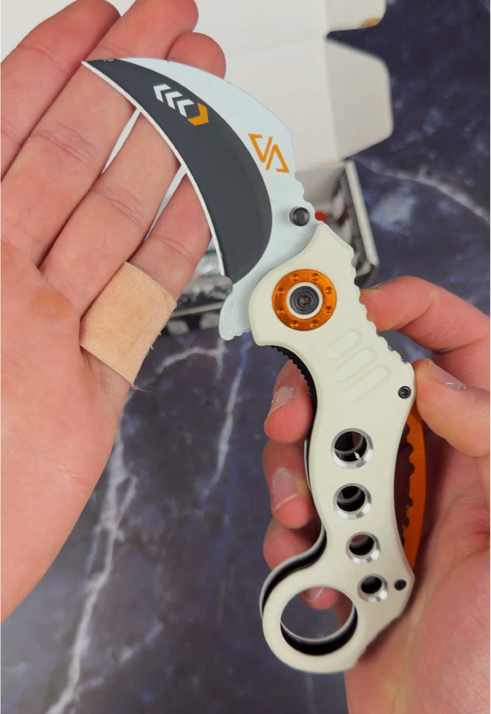 @mysteryknives_
