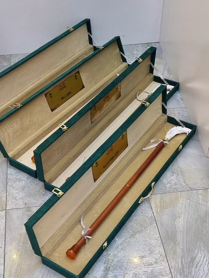 @الشيبان عكاز و عصا