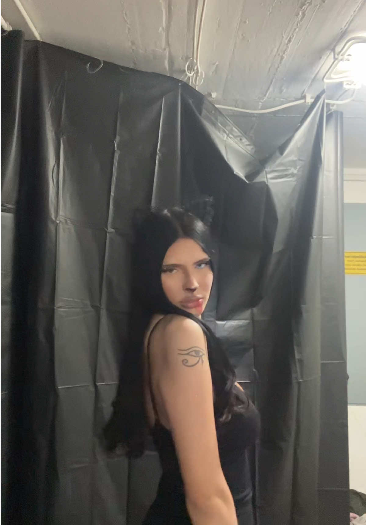 @￴