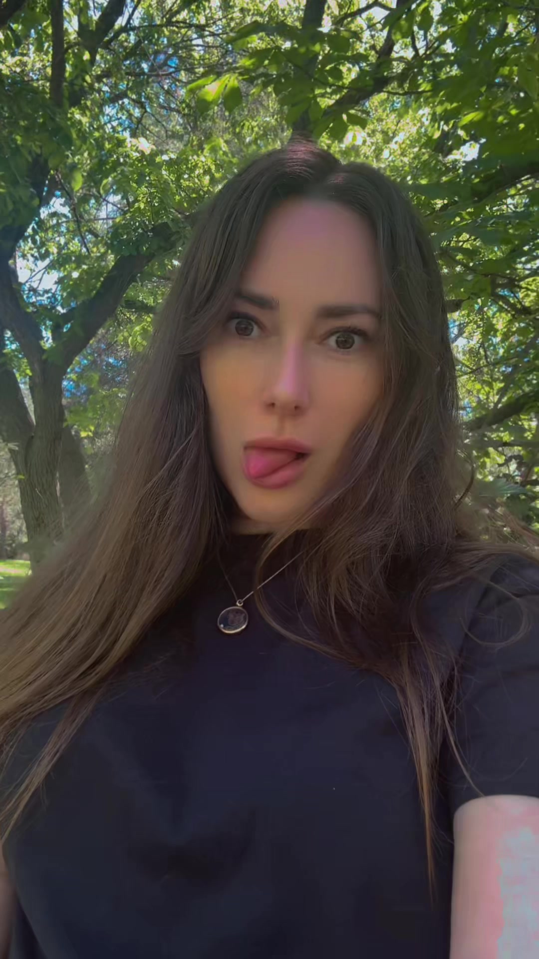 @)))