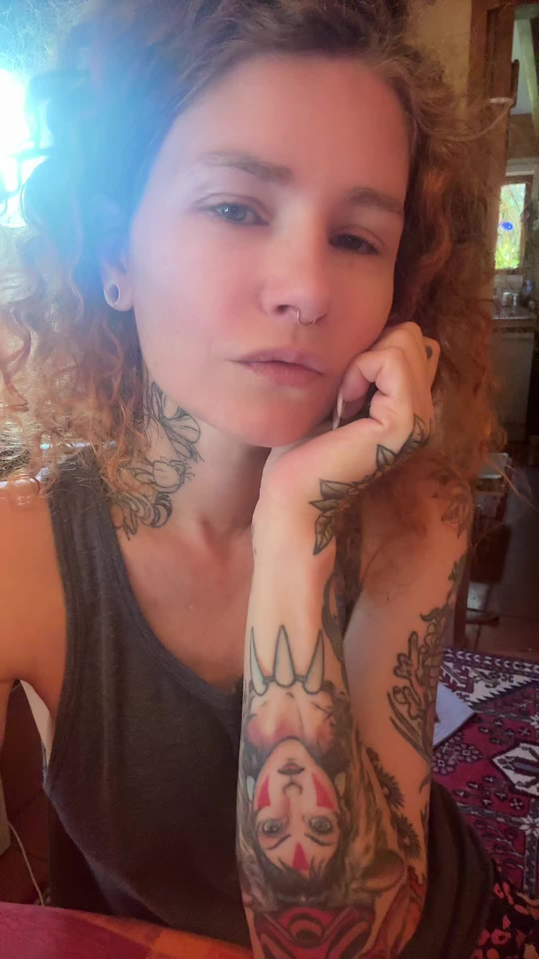 @Curlyhairwithtattoos