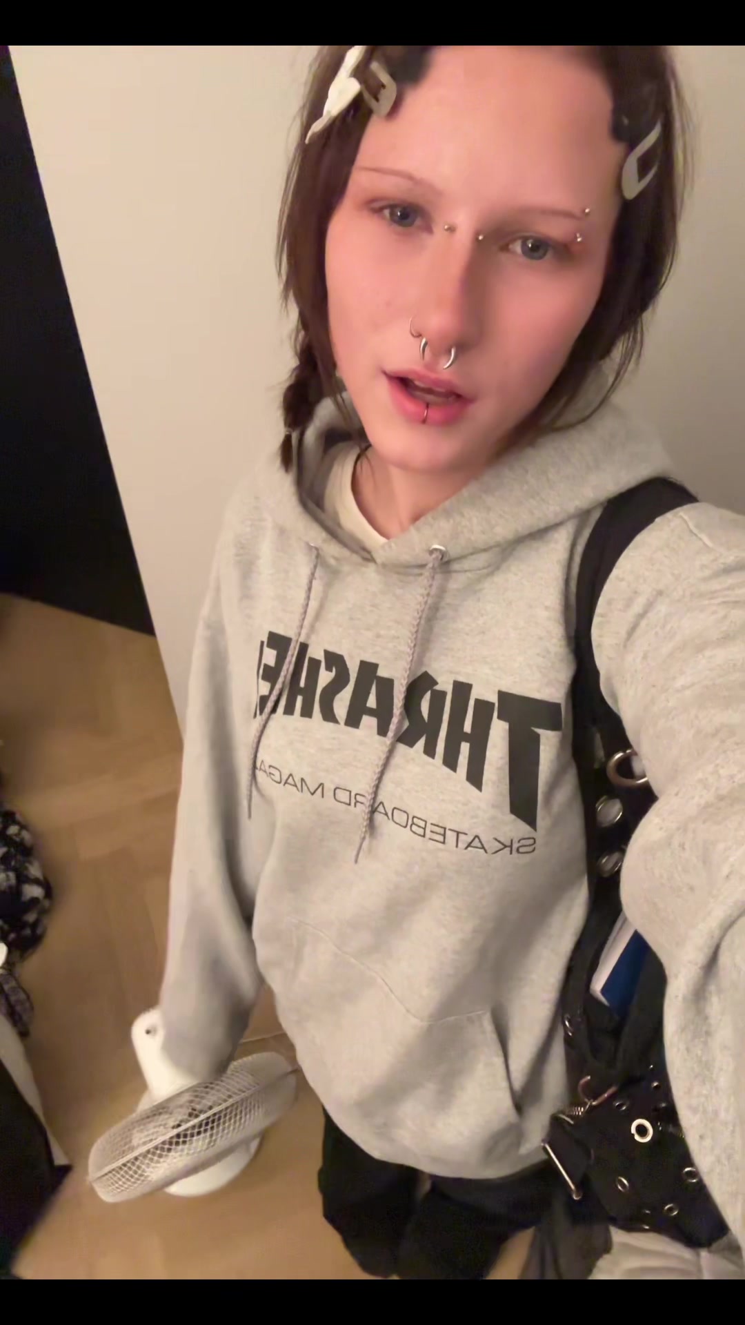@>_<