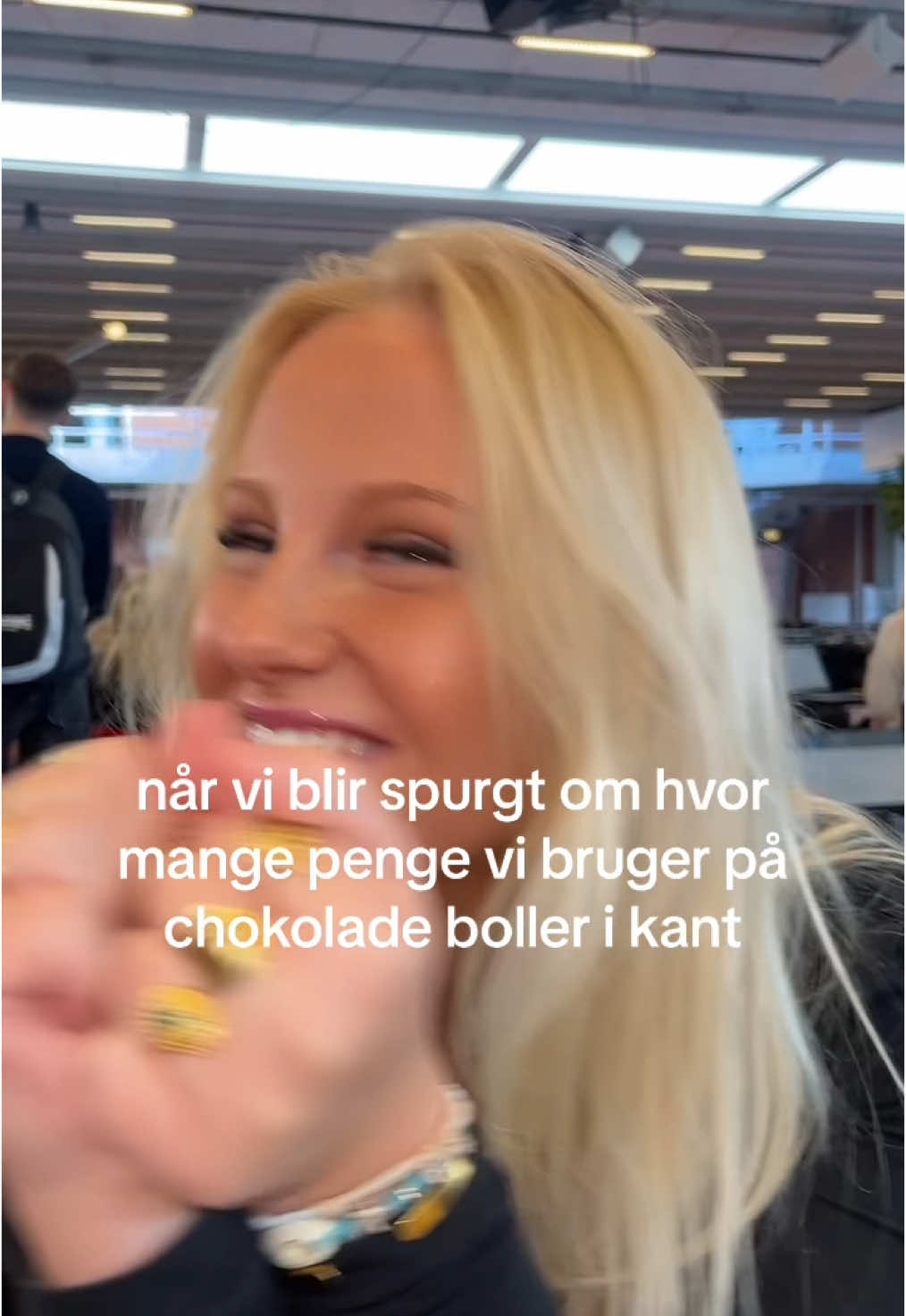 @🚶🏼&zwj;♀️