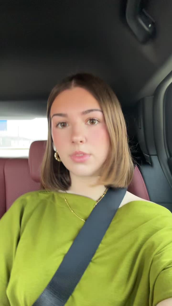 @>|<