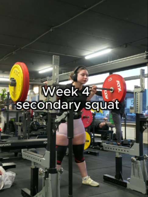 @elise_powerlifts