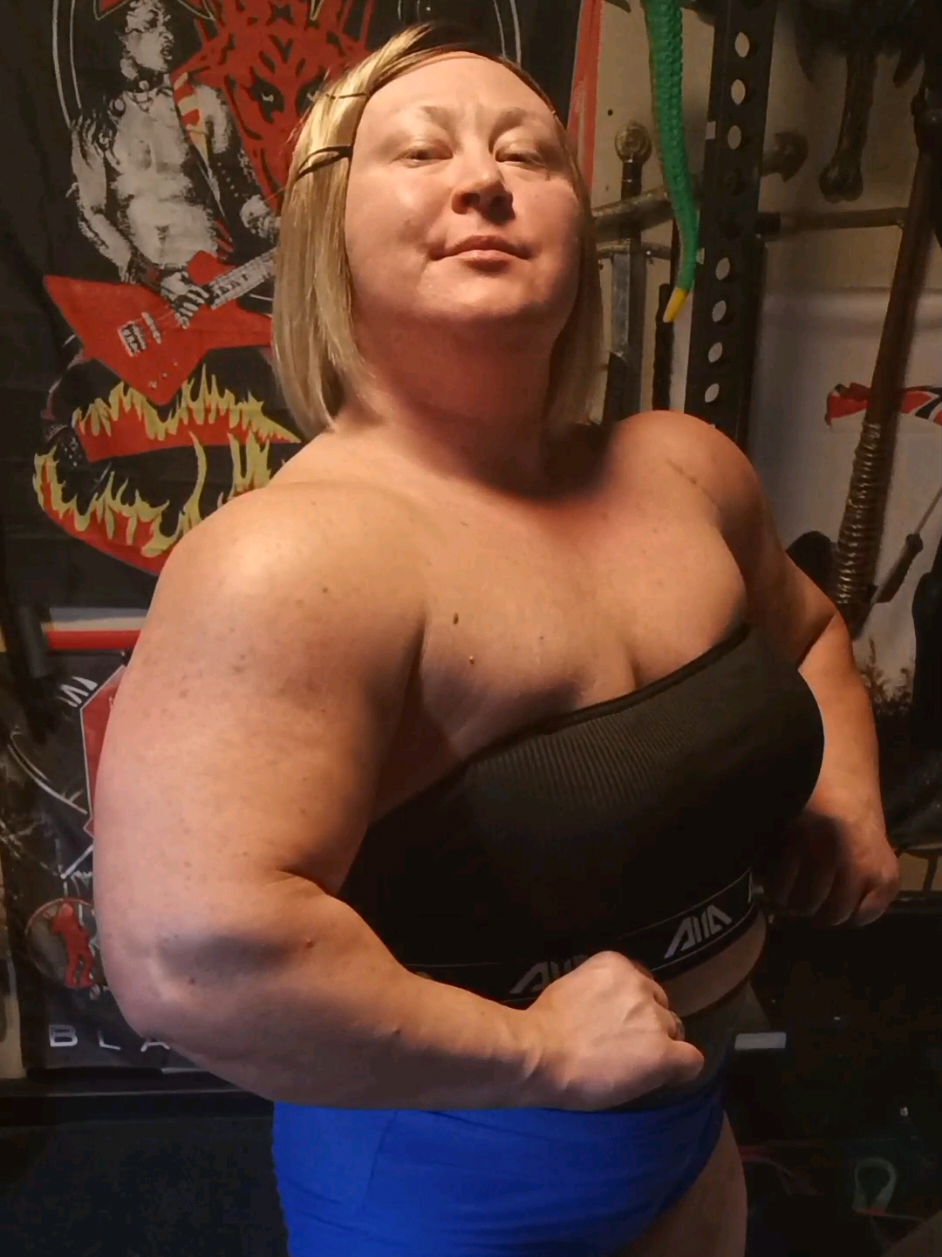 @Anna K Powerlifter