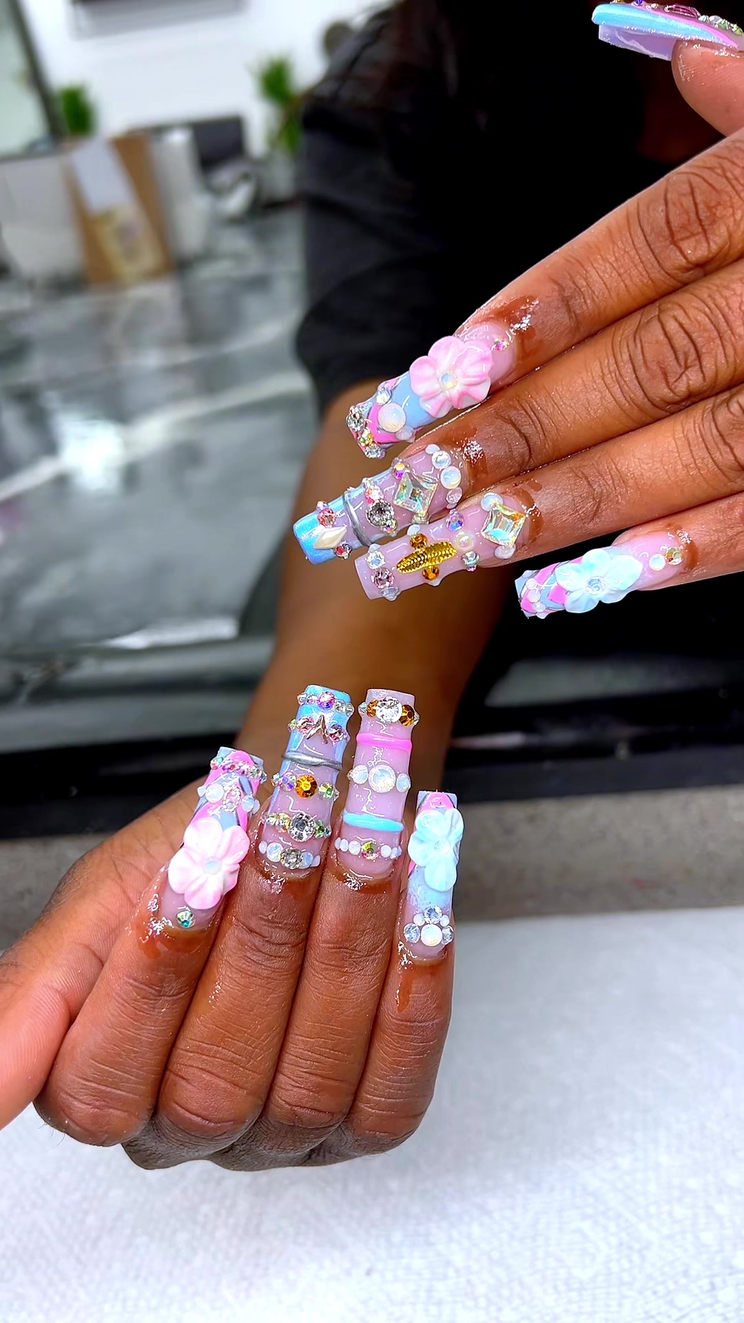 @MiMi 🎨🦋👑🦄