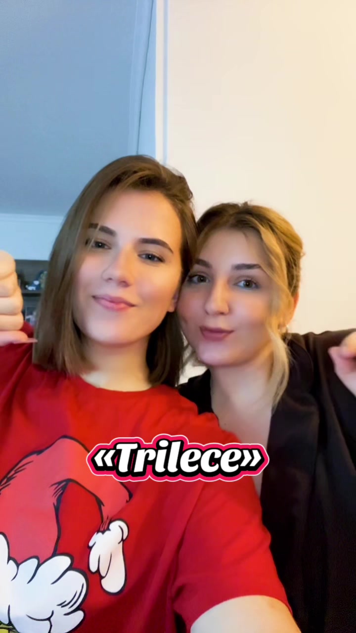 @_ellieko_