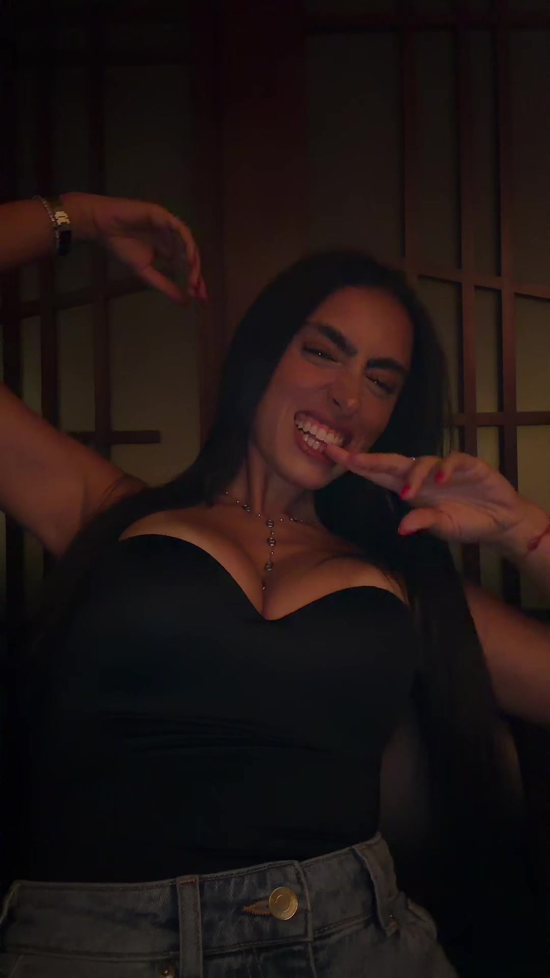 @brunettehotgirl