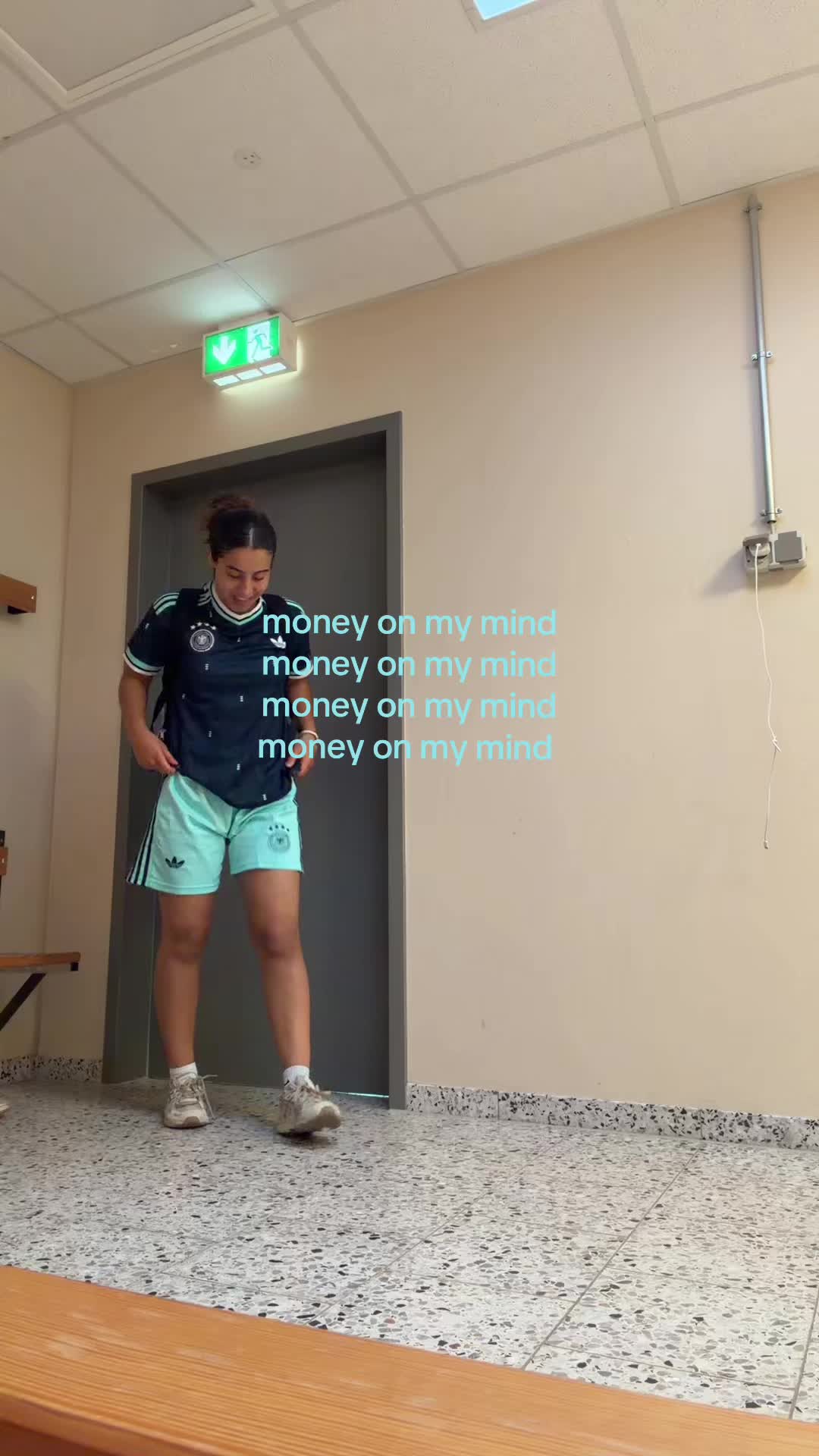 @noùr