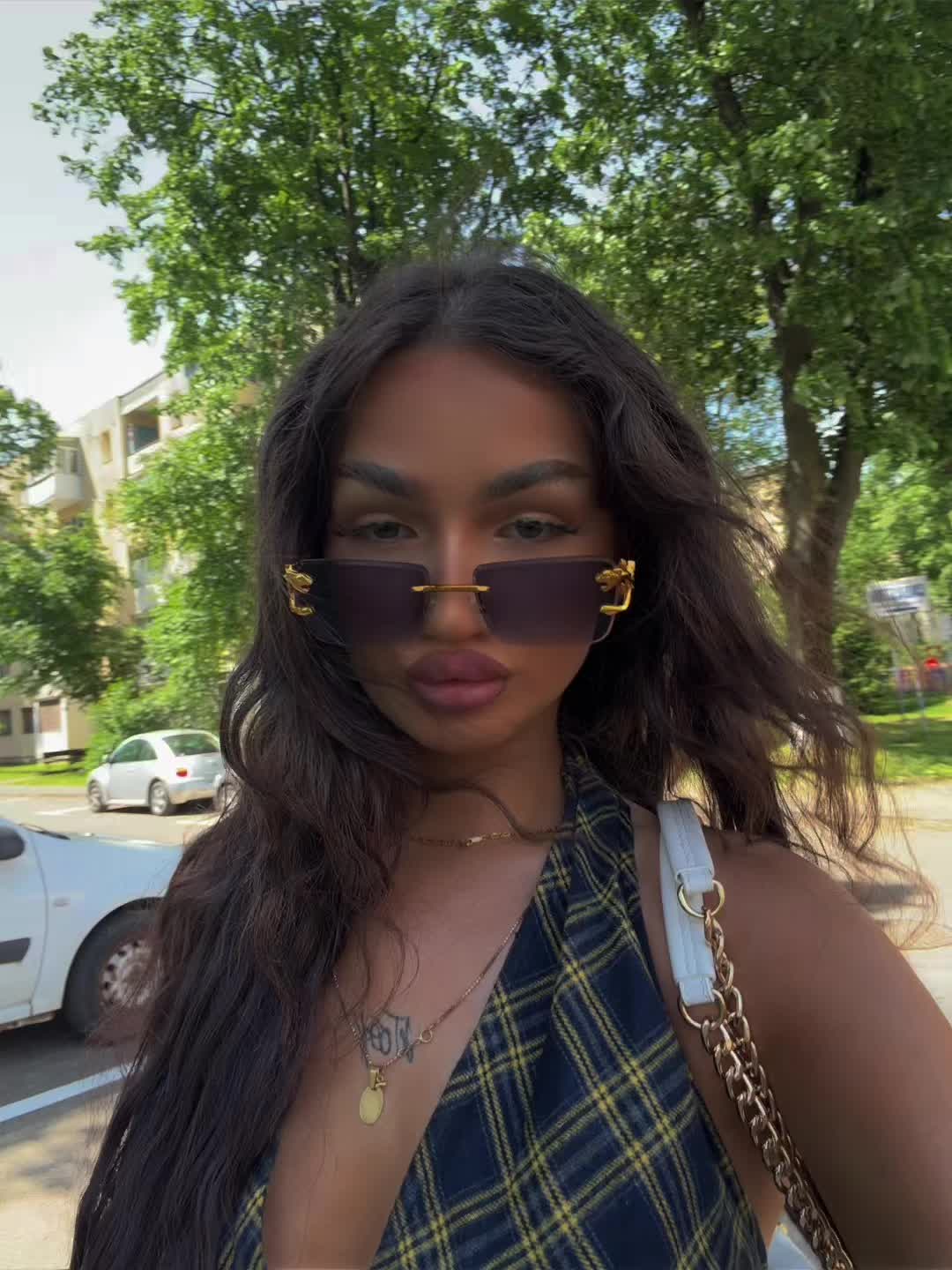 @𝒱