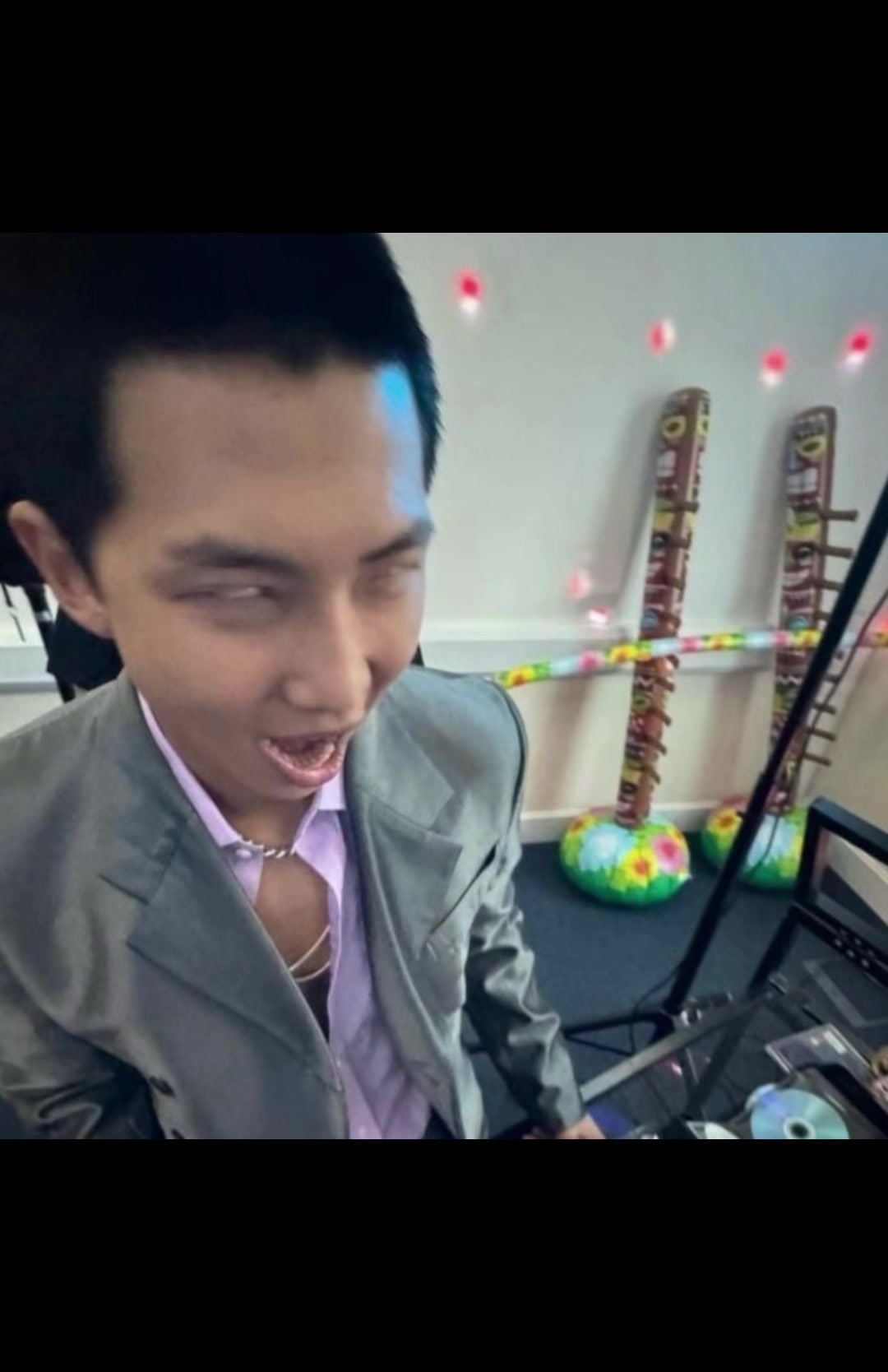 @⁷