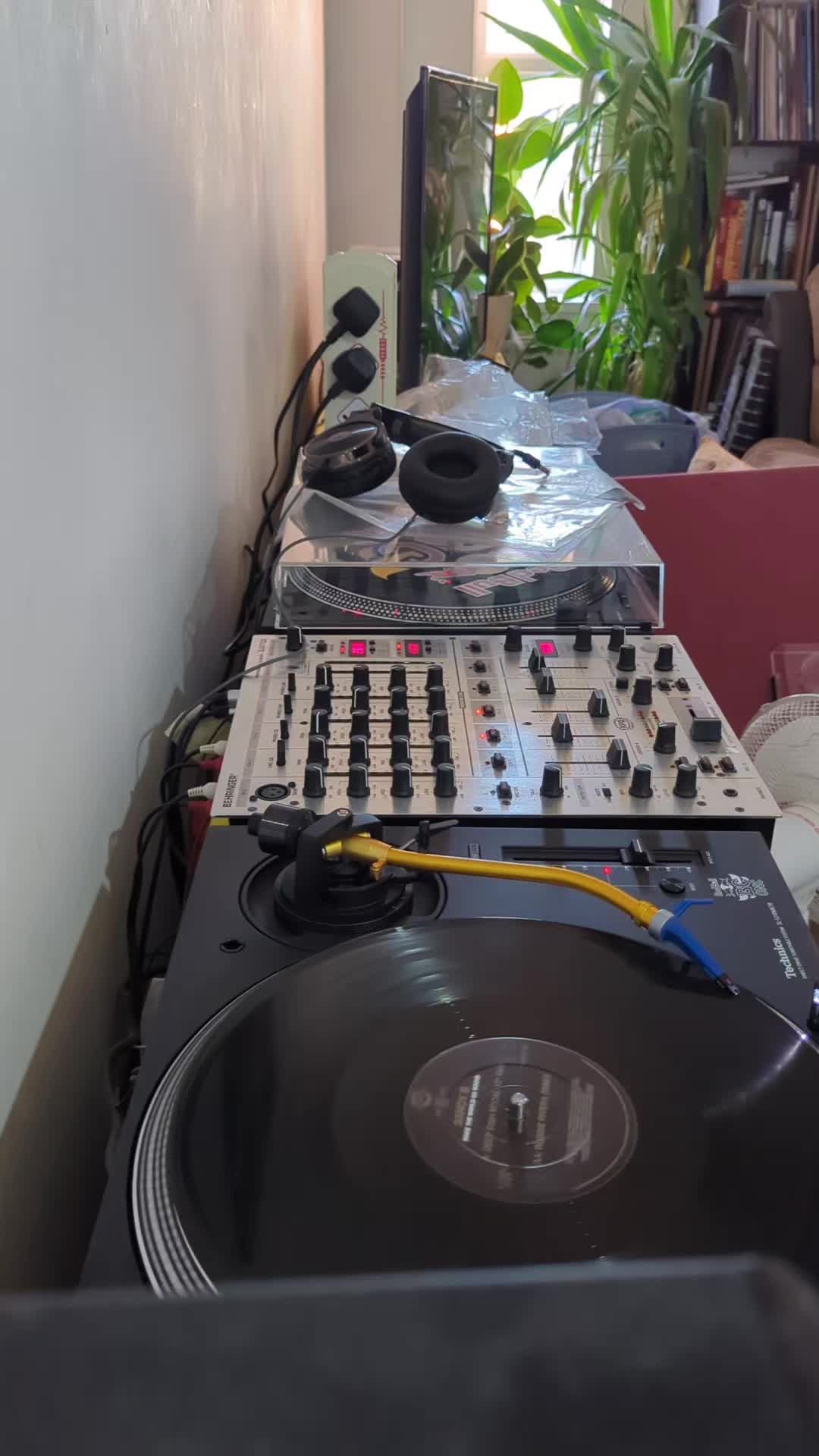 @(Lisa)The Virtual Vinyl Store
