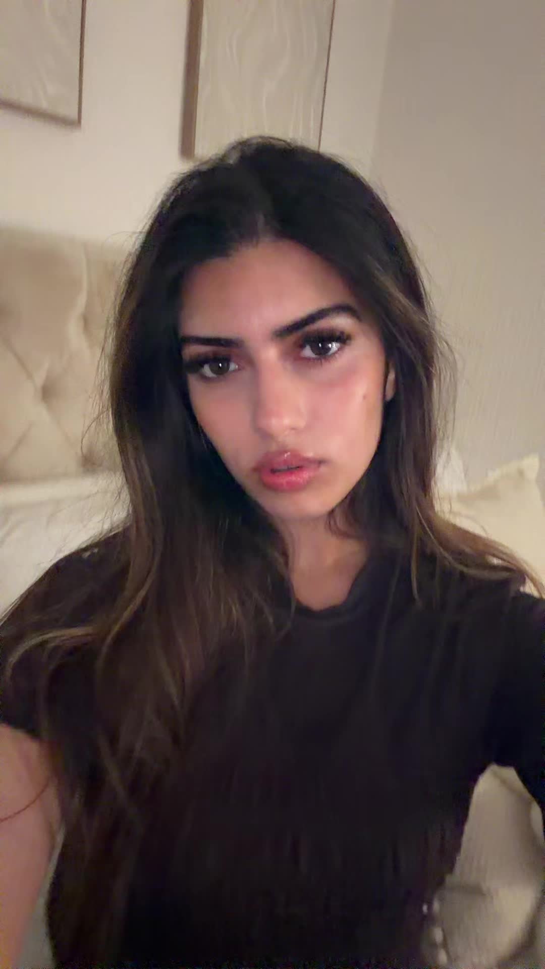 @•e