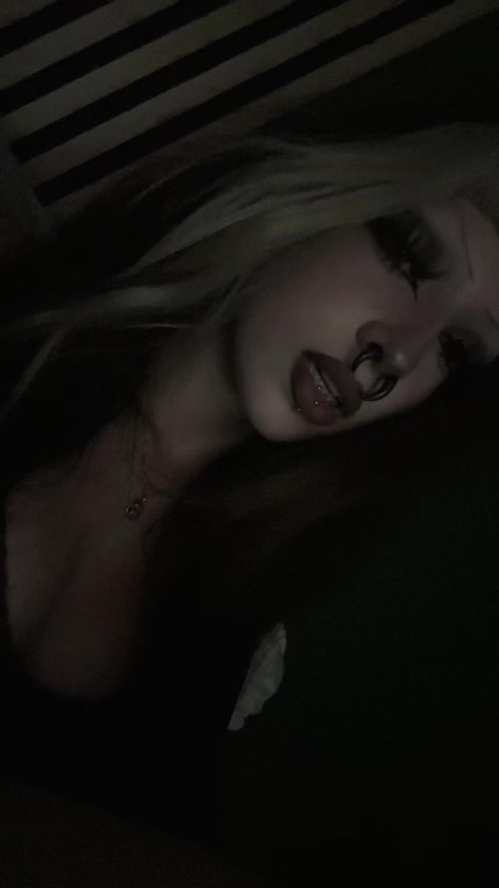 @Hella🗡️