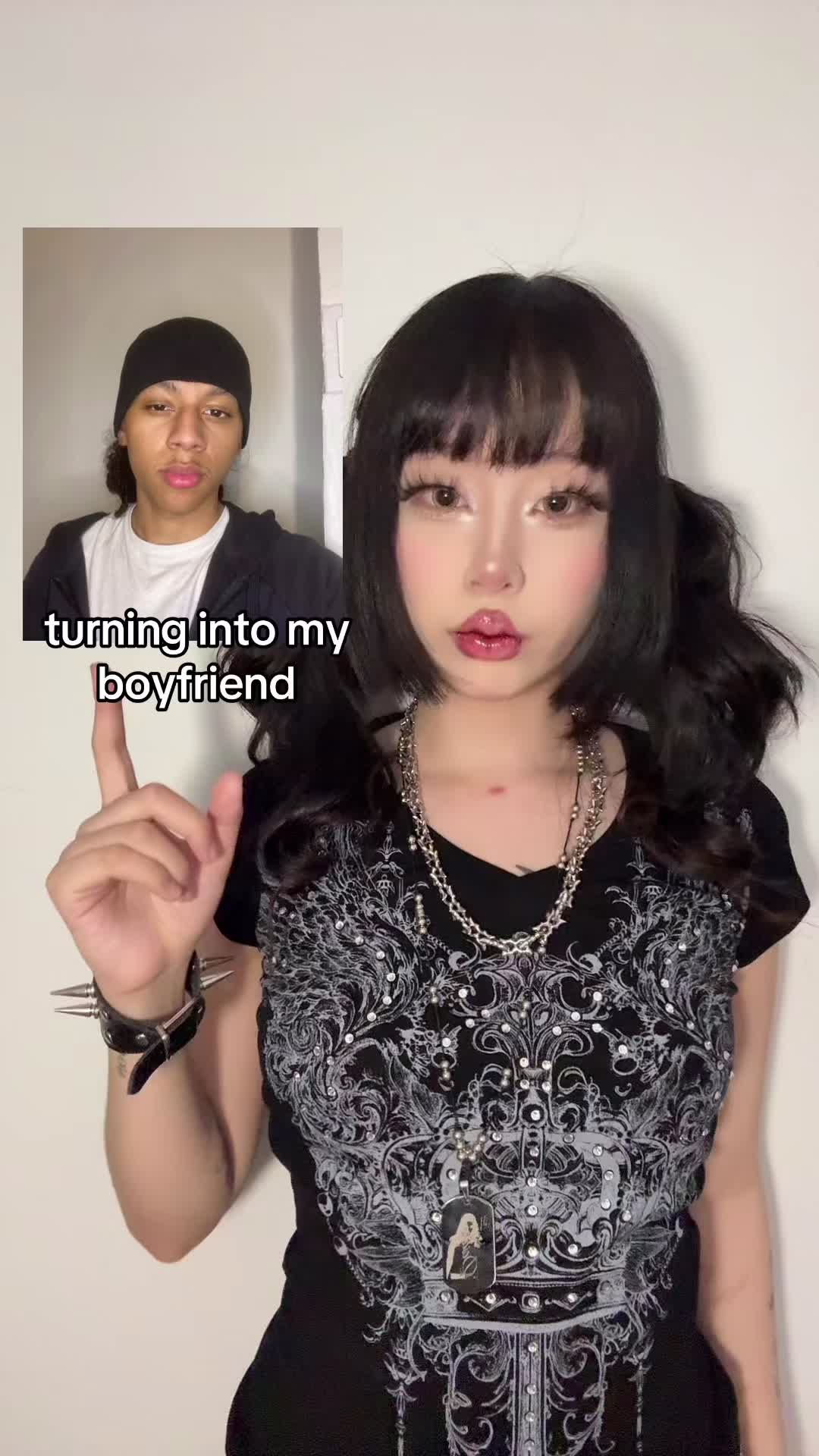 @>_<