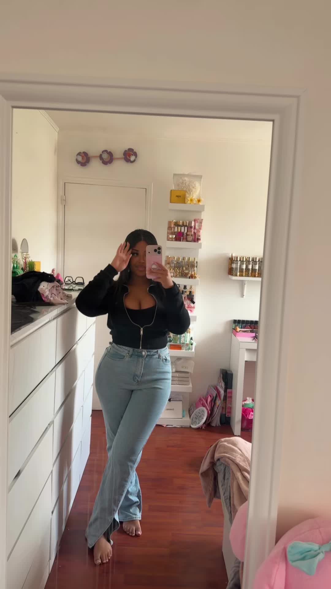 @E L L A 🌸
